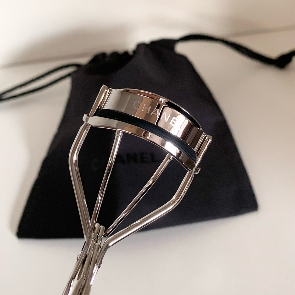 Hold NWOT Chanel eyelash curler with drawstring dust pouch - Picture 2 of 16
